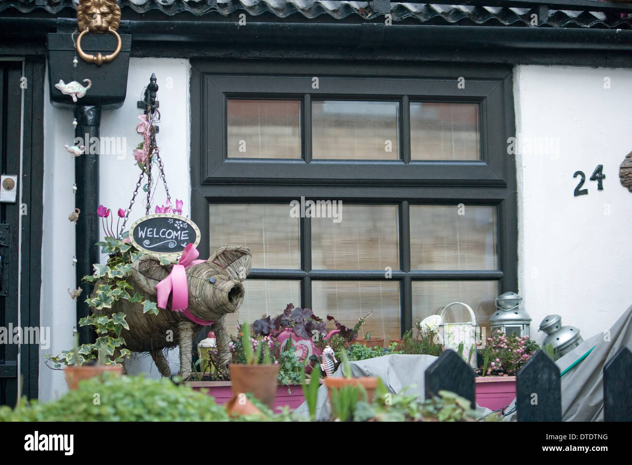 Cochon décoratif et fenêtre de dialogue dans un jardin à l'avant. Banque D'Images