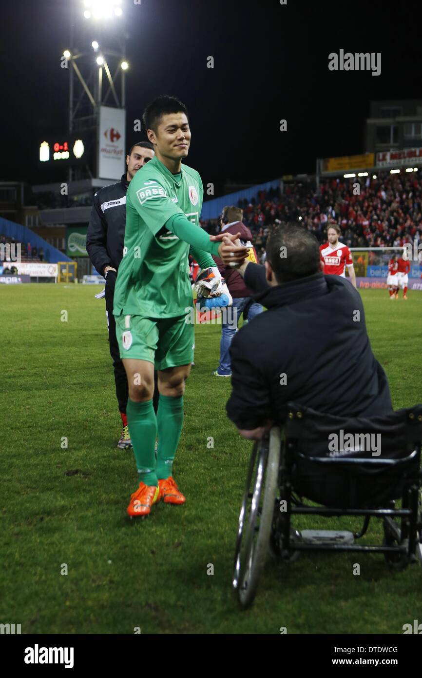 Charleroi, Belgique. Feb 15, 2014. Eiji Kawashima (Standard) Football / Soccer : Eiji Kawashima's Standard serre la main avec un ventilateur de fauteuil roulant après avoir remporté la Jupiler Pro League match entre Sporting Charleroi 0-1 Standard de Liège au stade du Pays de Charleroi à Charleroi, en Belgique . Credit : AFLO/Alamy Live News Banque D'Images Charleroi, Belgique. Feb 15, 2014. Eiji Kawashima (Standard) Football / Soccer : Eiji Kawashima's Standard serre la main avec un ventilateur de fauteuil roulant après avoir remporté la Jupiler Pro League match entre Sporting Charleroi 0-1 Standard de Liège au stade du Pays de Charleroi à Charleroi, en Belgique . Credit : AFLO/Alamy Live News Banque D'Images