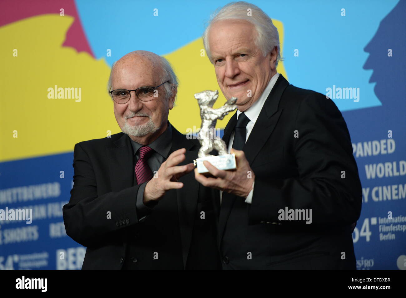 Berlin, Allemagne. Feb 15, 2014. L'acteur français André Dussollier (R) et le producteur Jean-Louis Livi posent lors d'une conférence de presse après avoir reçu au nom du réalisateur français Alain Resnais (pas sur la photo) Le Prix Alfred Bauer pour "Aimer, boire et chanter pendant le 64e Festival du Film de Berlin à Berlin, Allemagne, 15 février 2014. Le Berlinale festival se déroule jusqu'au 16 février. PHOTO : BRITTA PEDERSEN/dpa/Alamy Live News Banque D'Images