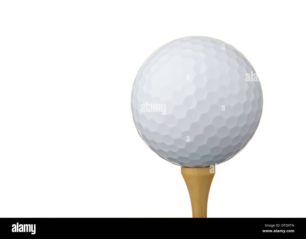 Balle de golf sur un raccord en t, isolé sur fond blanc Banque D'Images