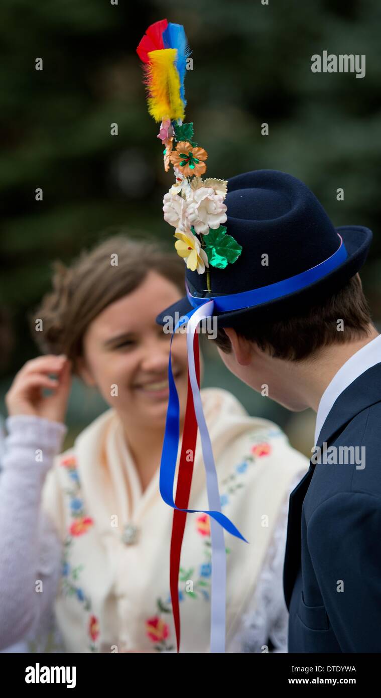 Drachhausen, Allemagne. 16 Février, 2014. Les couples non mariés en costumes de fête traditionnels Spreewald assister à un défilé pendant le Zapust Sorbian-Wendish traditionnelle de la jeunesse carnaval dans Drachhausen, Allemagne, 16 février 2014. Zapust est le plus populaire de tradition les Sorabes. Le cortège de carnaval dans les villages de Lusace est tenu d'expulser l'hiver. Photo : Patrick Pleul/ZB/dpa/Alamy Live News Banque D'Images