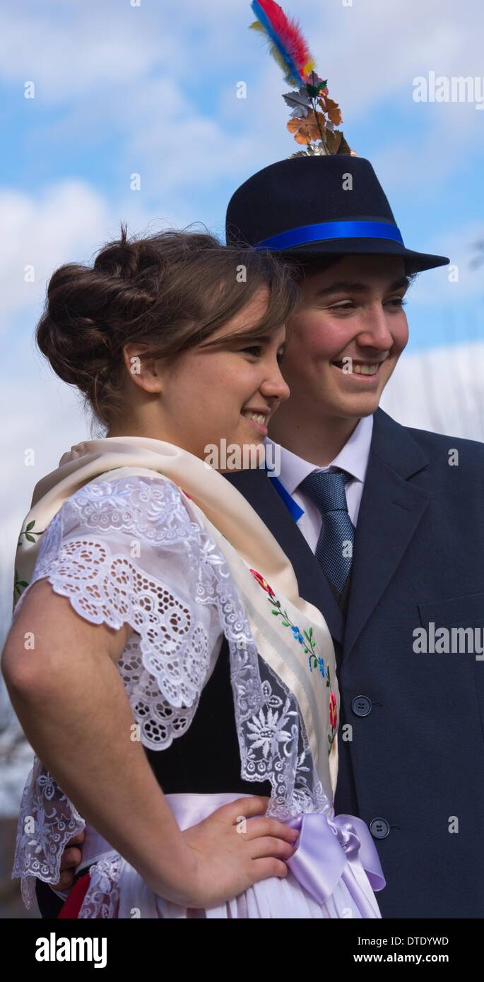 Drachhausen, Allemagne. 16 Février, 2014. Le couple non marié Annmarie Klewitz et Johan Duhra traditionnelles en costumes de fête de Spreewald assiste à un défilé pendant le Zapust Sorbian-Wendish traditionnelle de la jeunesse carnaval dans Drachhausen, Allemagne, 16 février 2014. Zapust est le plus populaire de tradition les Sorabes. Le cortège de carnaval dans les villages de Lusace est tenu d'expulser l'hiver. Photo : Patrick Pleul/ZB/dpa/Alamy Live News Banque D'Images