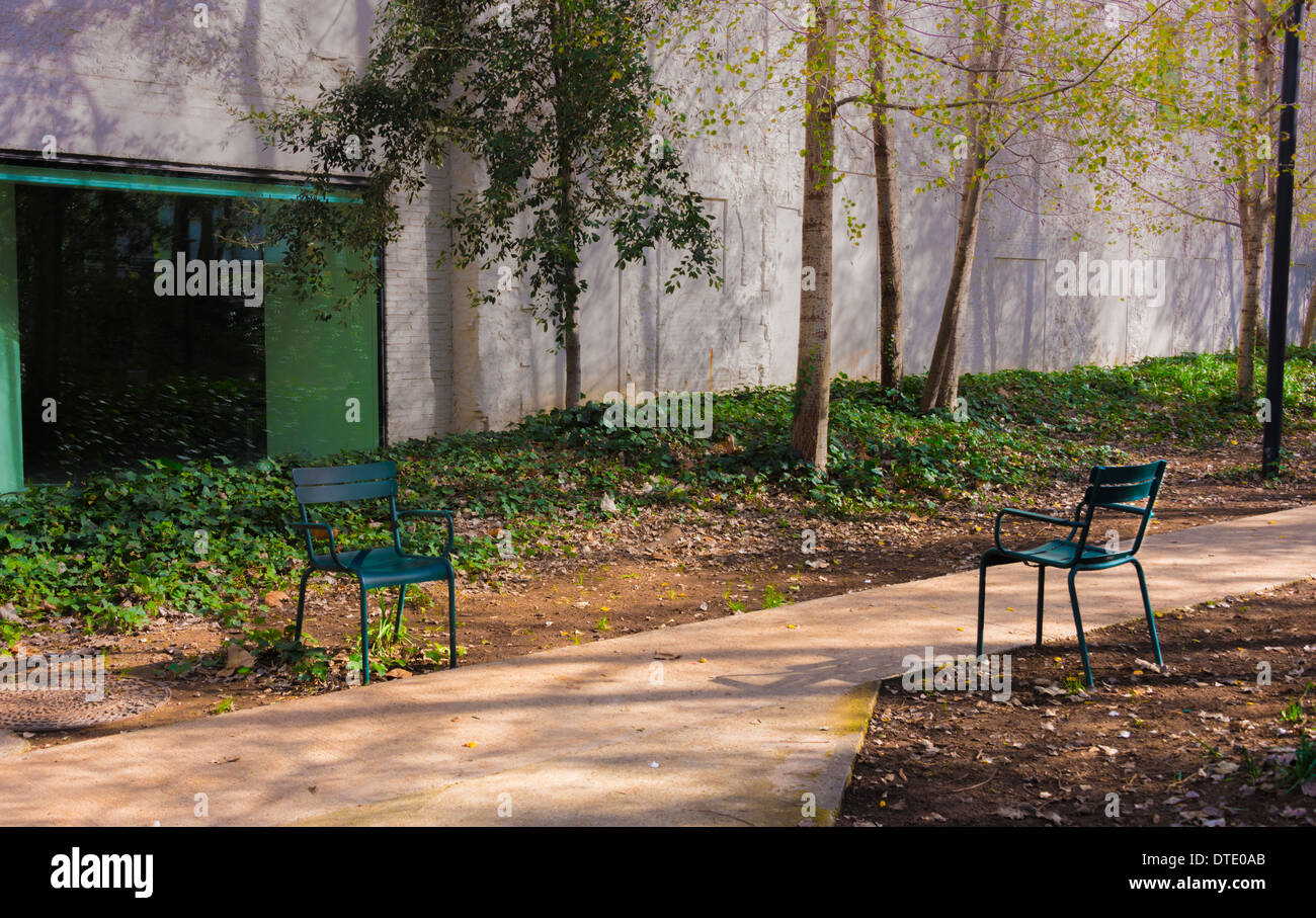 L'Europe, Espagne, Barcelone, des chaises dans le jardin de l'Université Pompeu Fabra. Banque D'Images