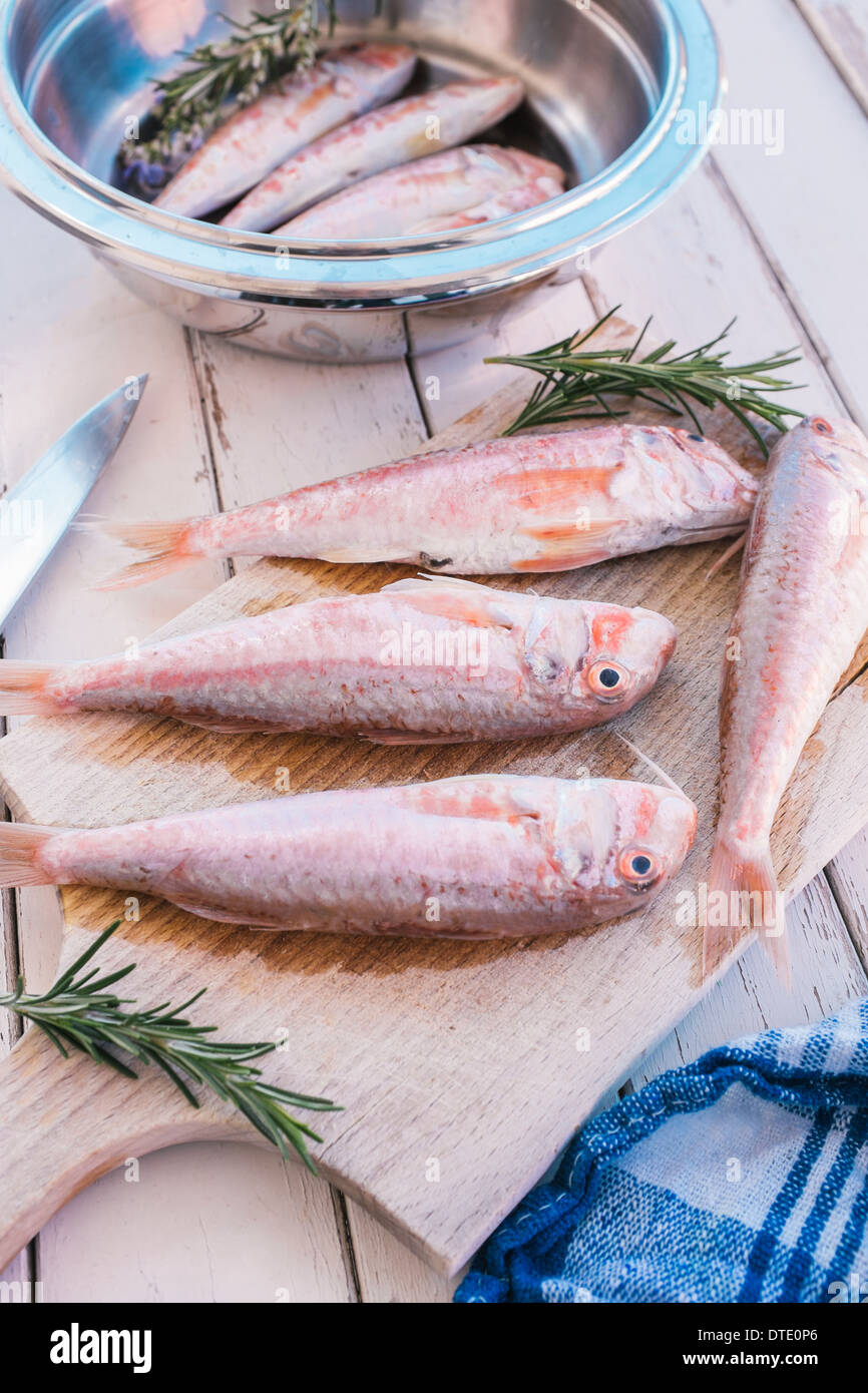 Poisson rougets et romarin sur table en bois Banque D'Images