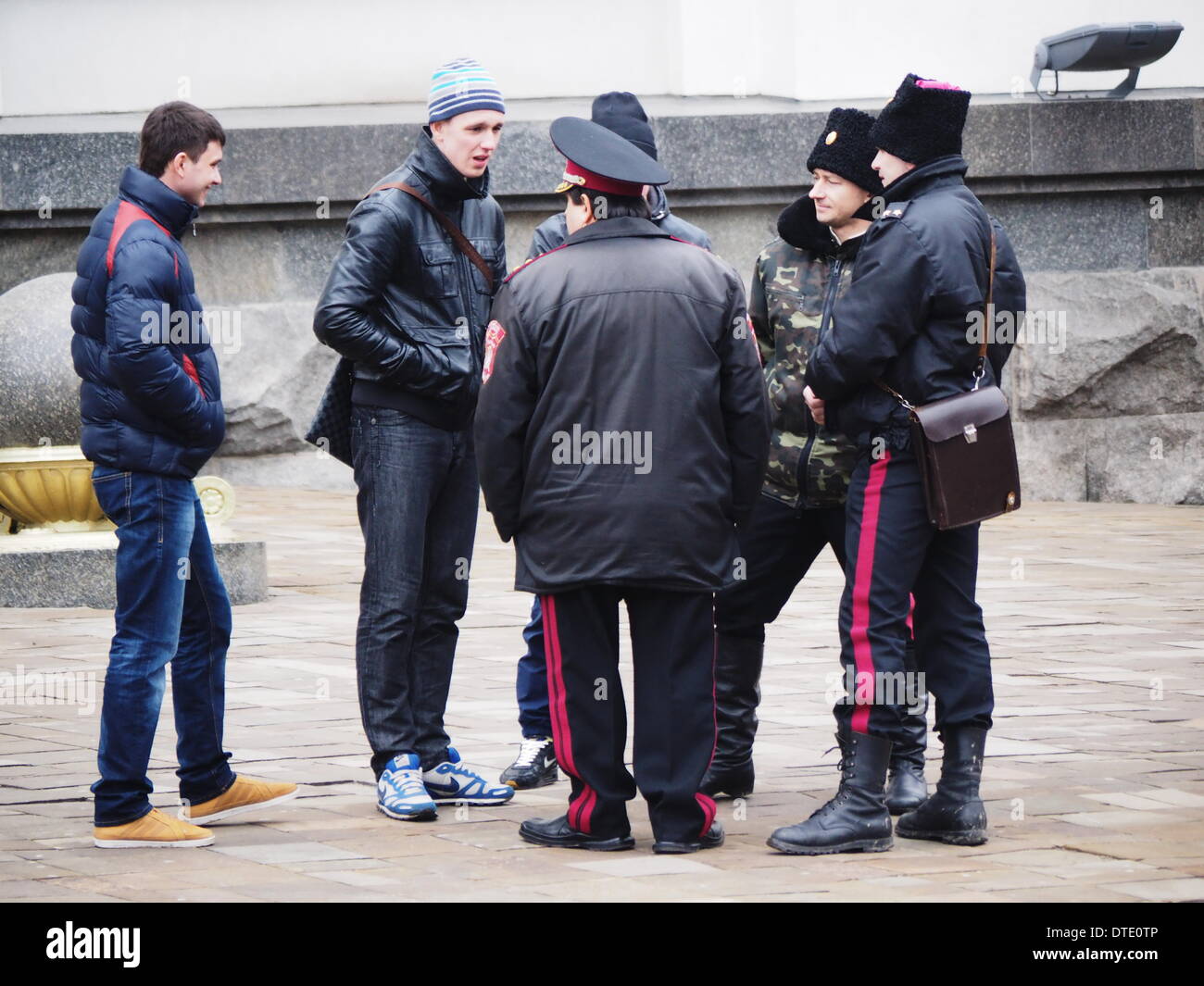 L'UKRAINE, KIEV - Février 16, 2014 : Les participants de diverses associations et clubs cosaque Lugansk offert leurs services aux autorités locales sur le maintien de l'ordre dans la ville. Aux Cosaques ont été rejoints par des jeunes sportifs, appelé 'titushka' nommé l'un des athlètes condamné pour avoir agressé un journaliste. Pro et anti Gouvernement rallyes à Paris histoire actuel rapport gouvernement anti-rallye est traditionnellement tenu dans le centre de Paris près du monument dédié au poète Taras Shevchenko. Un rassemblement pro-gouvernemental a été organisée à la place d'en face en même temps à soutenir le gouvernement Banque D'Images