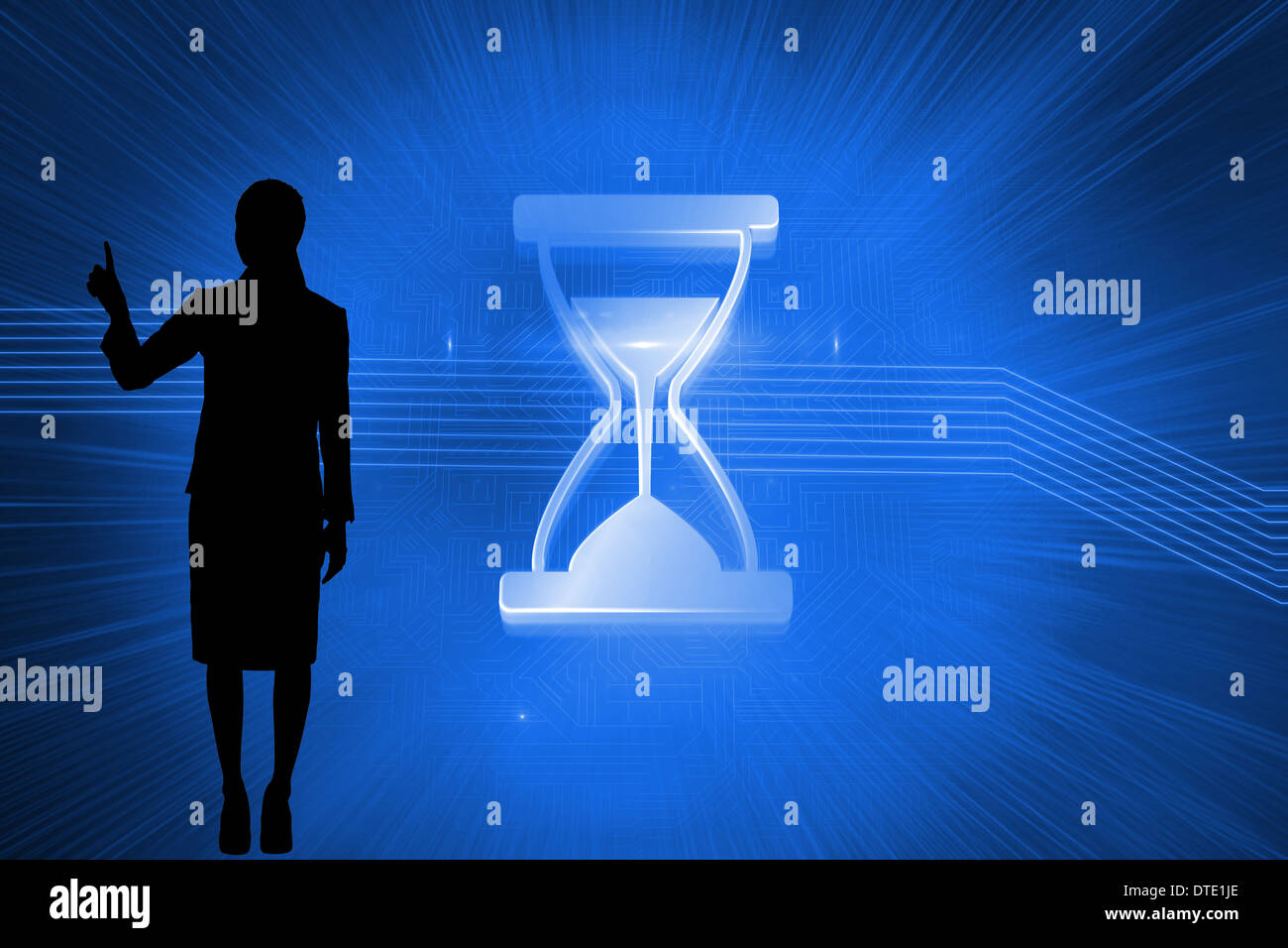 Image composite de hourglass brillant sur fond bleu Banque D'Images