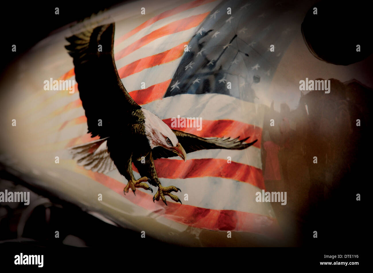 Close-up de drapeau américain avec l'Aigle, Stars and Stripes d'art d'aerographe, peintes sur le réservoir de carburant de moto Banque D'Images