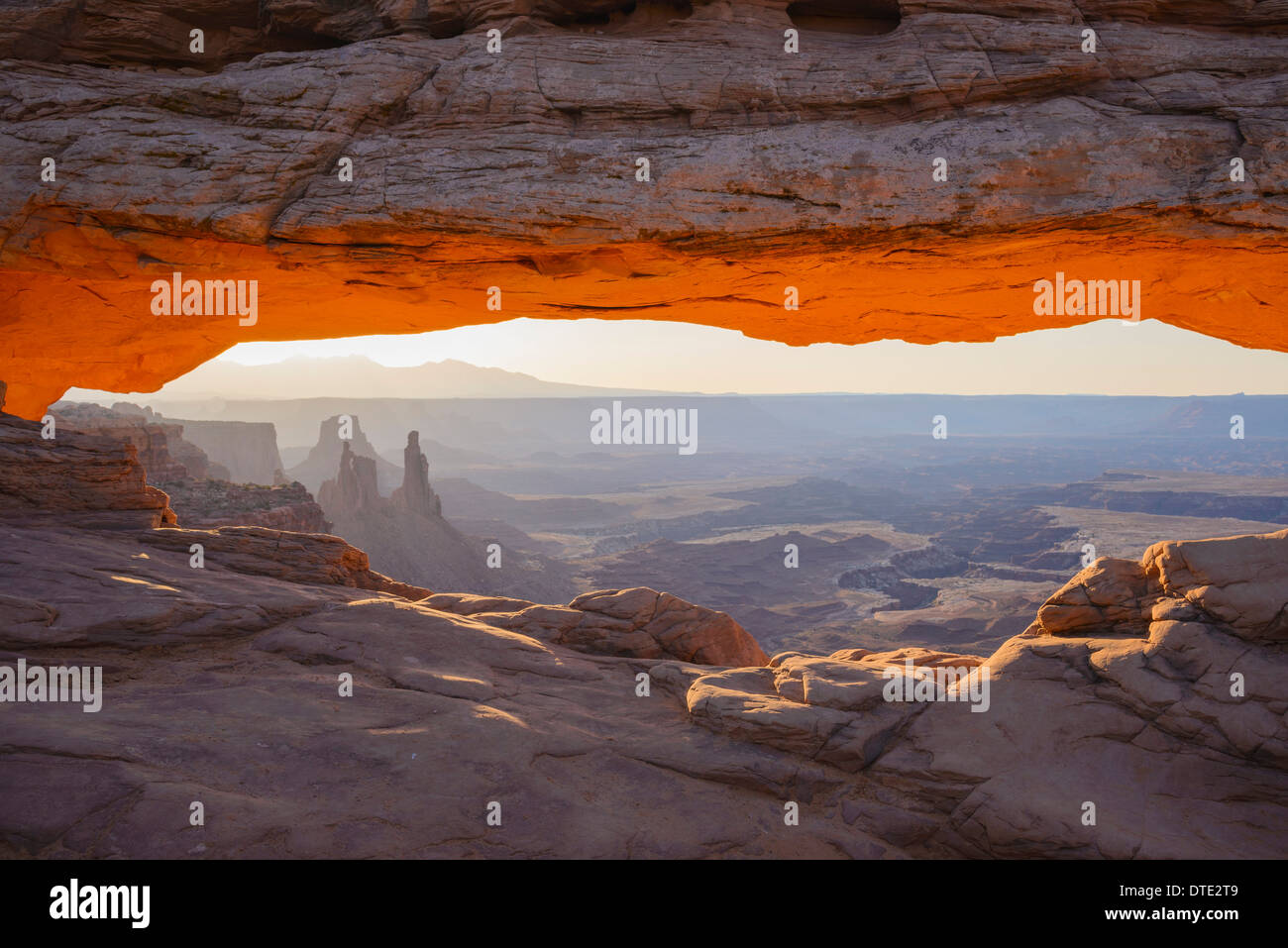 Mesa Arch à l'aube à la lavandière à Arch, des îles dans le ciel article de Canyonlands National Park, Utah, USA Banque D'Images