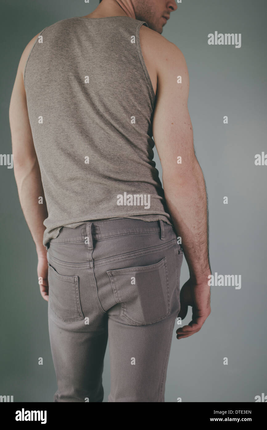 Partie d'une série montrant différentes façons on est porteur d'un smartphone, dans la poche arrière de jeans serrés Banque D'Images