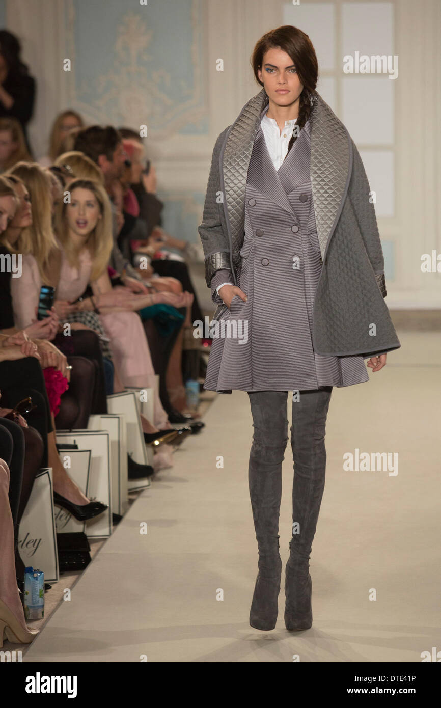 16 février 2014, Londres, Angleterre, Royaume-Uni. Un model à la montrer lors de Temperley London Fashion Week AW14 à l'Hôtel Savoy. Credit : CatwalkFashion/Alamy Live News Banque D'Images