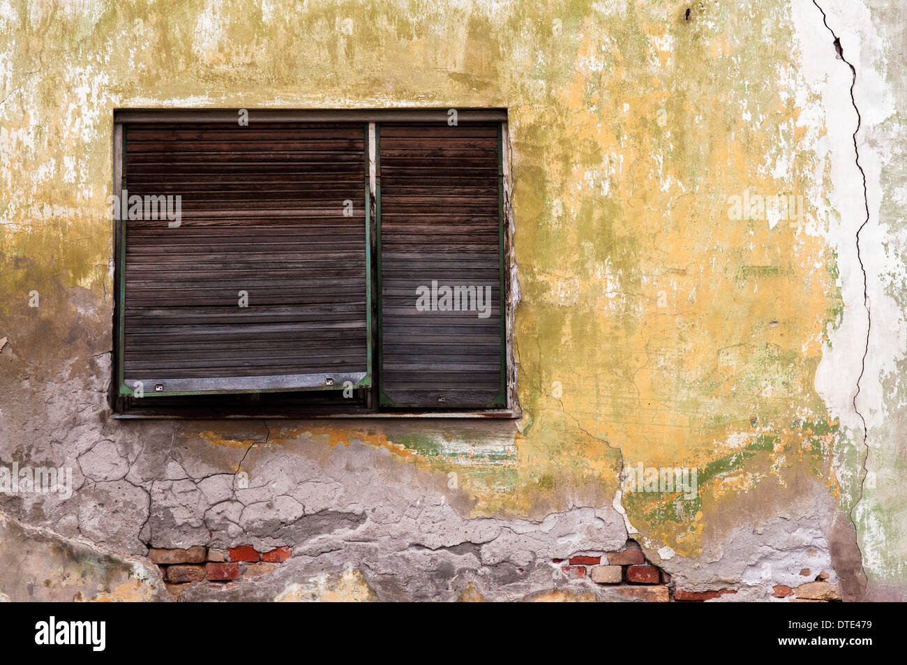 Vieille fenêtre sur mur fissuré grunge obsolètes Banque D'Images