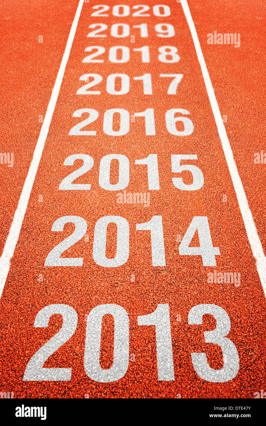 Numéro de l'année se poursuit sur une piste de course d'athlétisme. Bonne année. Courir vite vers la nouvelle année. Banque D'Images