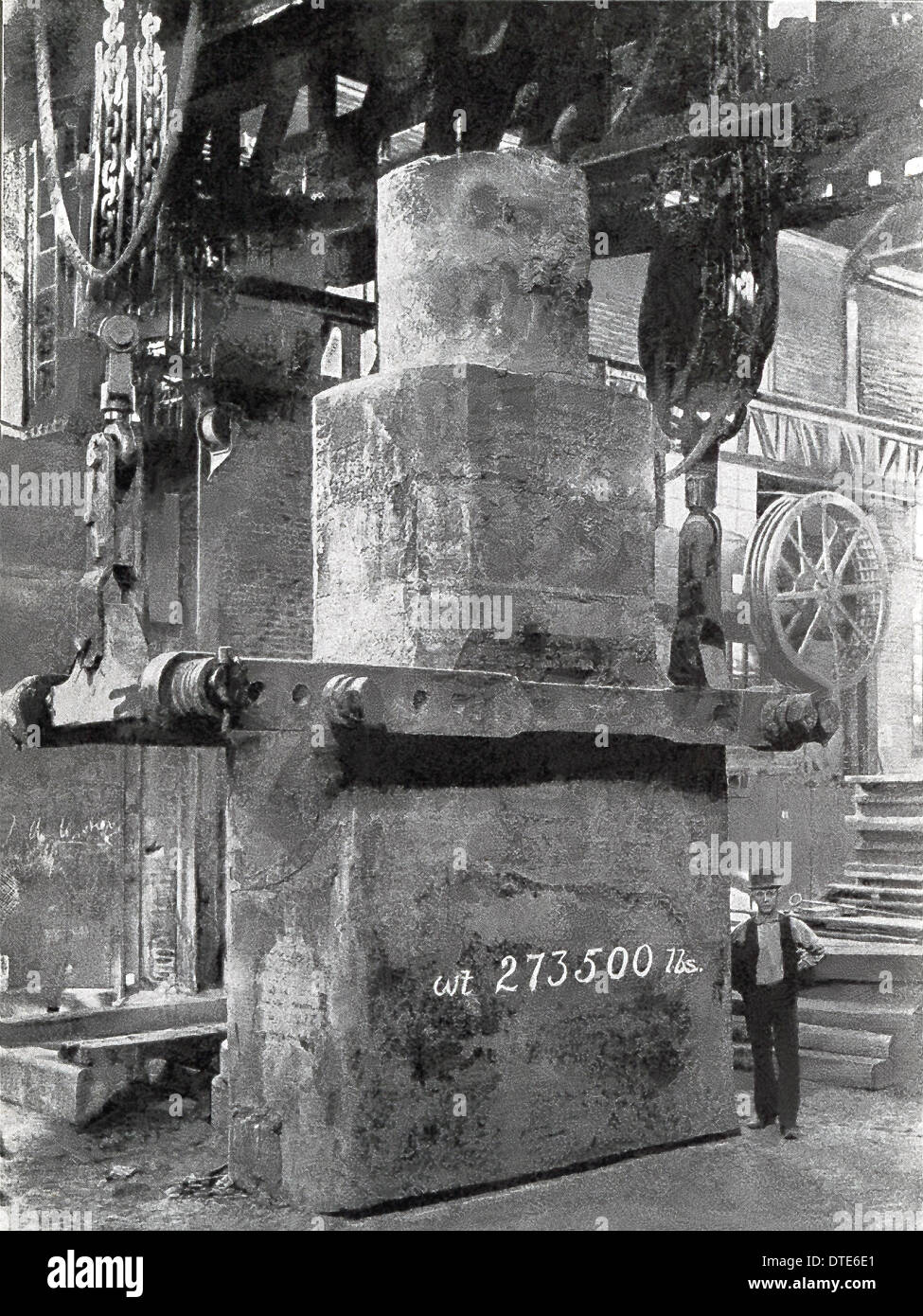 Cette photo de 1901 montrent une plaque de blindage en acier au nickel pour le port en lingots de platine bataille américaine navire Iowa. Banque D'Images