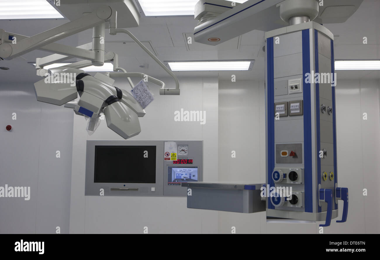 Nouvelle installation moderne NHS, salle d'opération avec éclairage, moniteurs de machines et équipements médicaux. Banque D'Images