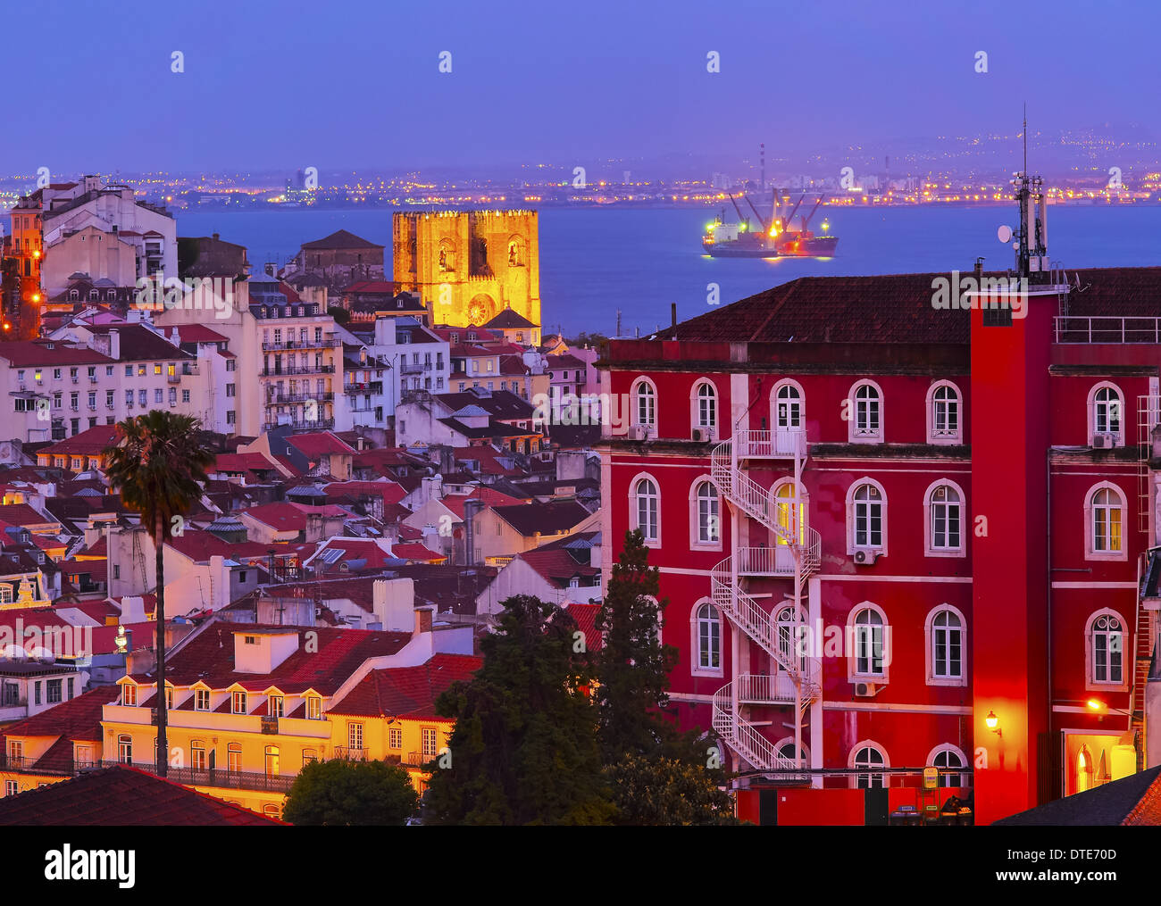 Vue nocturne de la vieille ville de Lisbonne, Portugal Banque D'Images