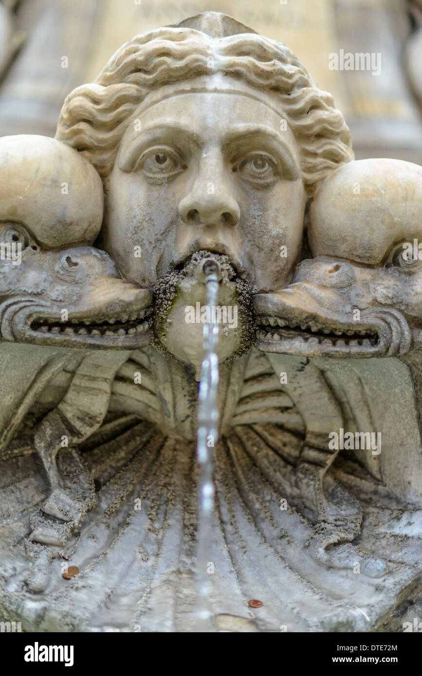Fontaine avec deux dolphines et d'une statue devant le Panthéon Banque D'Images