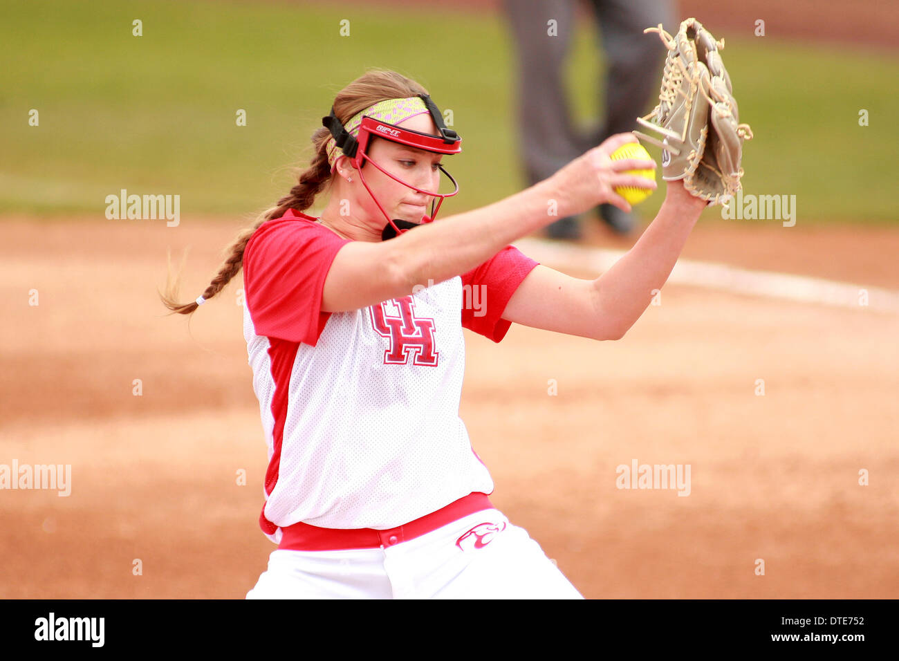 Houston, Texas, USA. 16 Février, 2014. 16 févr. 2014 : Université de Houston pitcher Diedre Outon # 1 fournit un lancer au cours de la match NCAA entre Houston et de l'Armée de stade de softball de Cougar à Houston, TX. © csm/Alamy Live News Banque D'Images