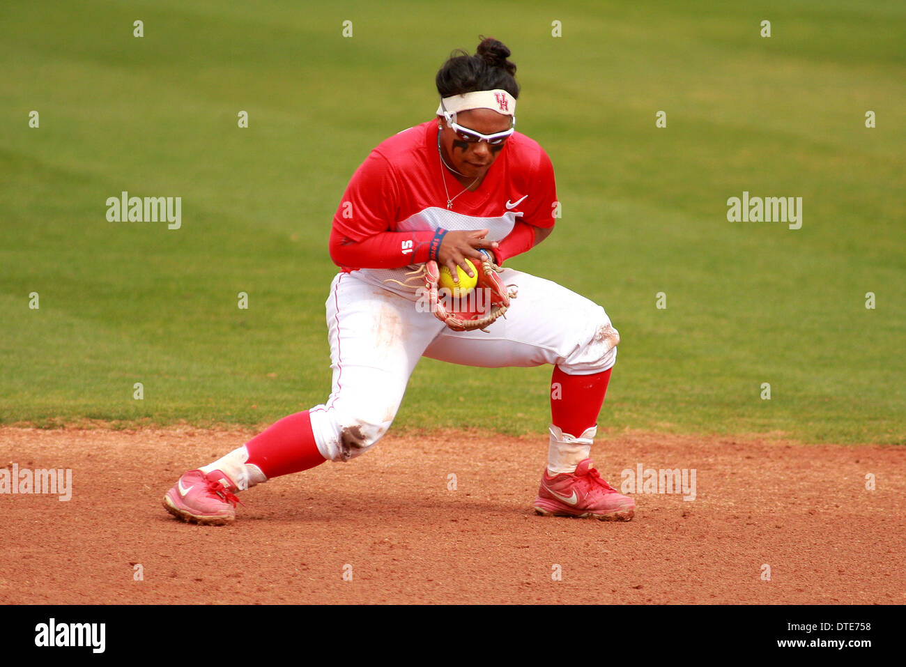 Houston, Texas, USA. 16 Février, 2014. 16 févr. 2014 : joueur de l'Université de Houston Kayla Hollande # 15 champs un terrain de softball balle au cours de la NCAA match entre Houston et de l'Armée de stade de softball de Cougar à Houston, TX. © csm/Alamy Live News Banque D'Images