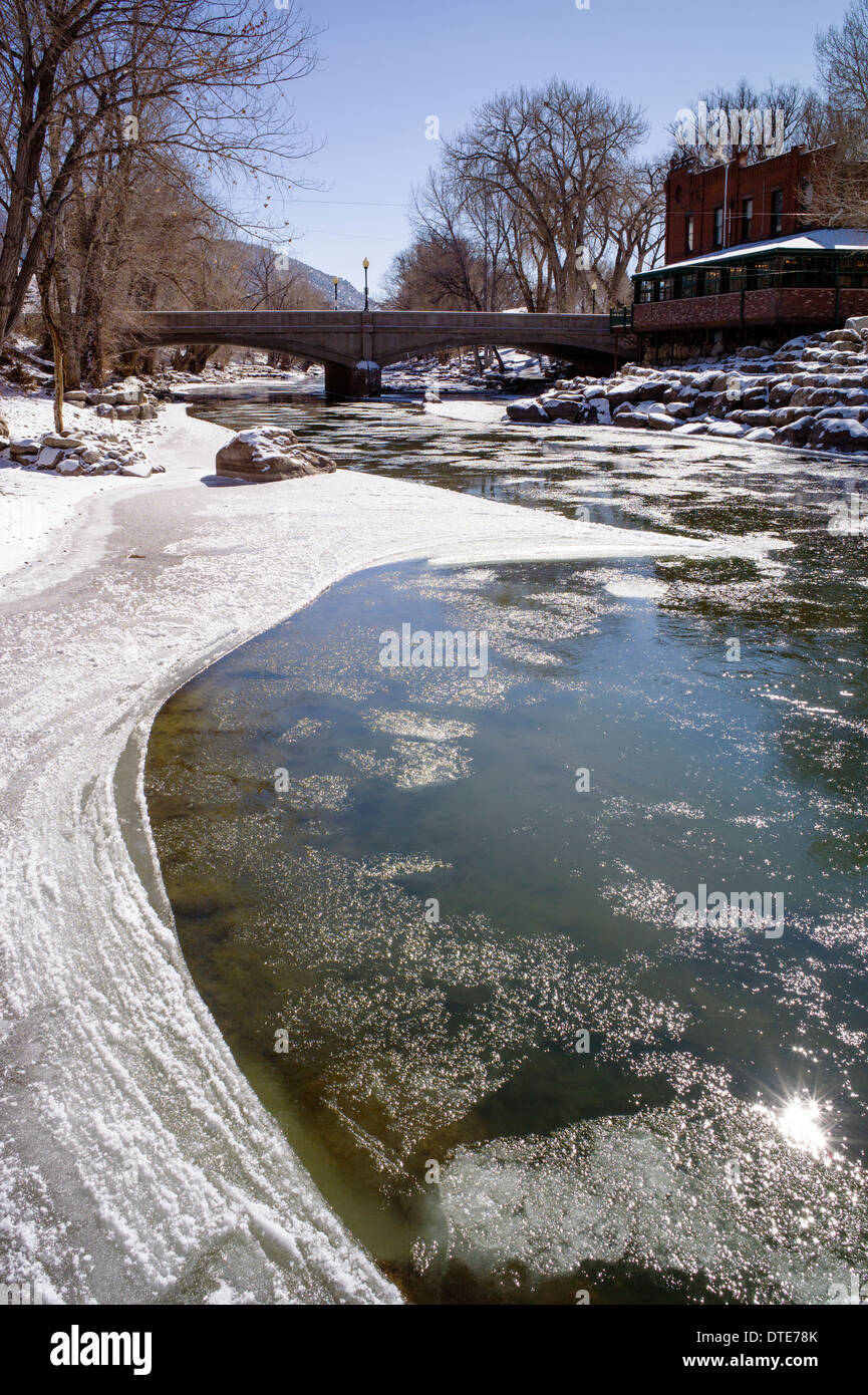 De la glace sur la rivière Arkansas qui traverse le centre-ville de quartier historique de la petite ville de montagne de Salida, Colorado, USA Banque D'Images