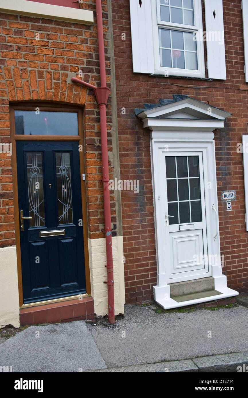 Numéro 7 en bois bleu et blanc numéro 5 upvc portes avant de maisons à Scarborough North Yorkshire Angleterre UK Banque D'Images