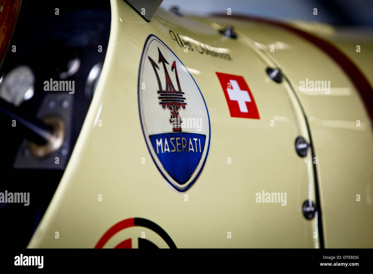 Le célèbre logo Trident Maserati sur le côté d'une voiture de course classique Banque D'Images