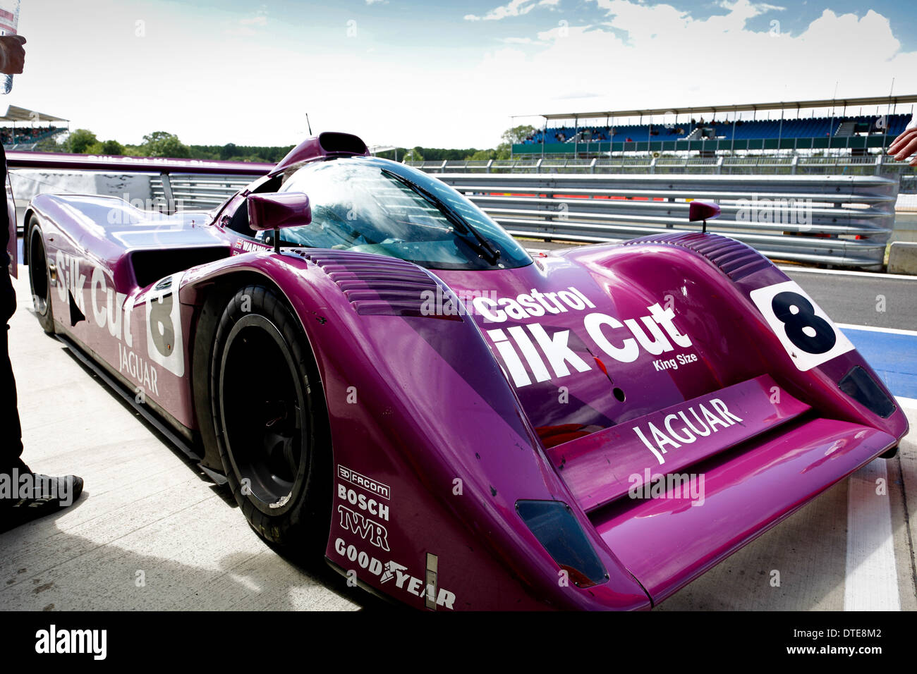 Une voiture de course Le Mans Jaguar Silk Cut livery dans Banque D'Images