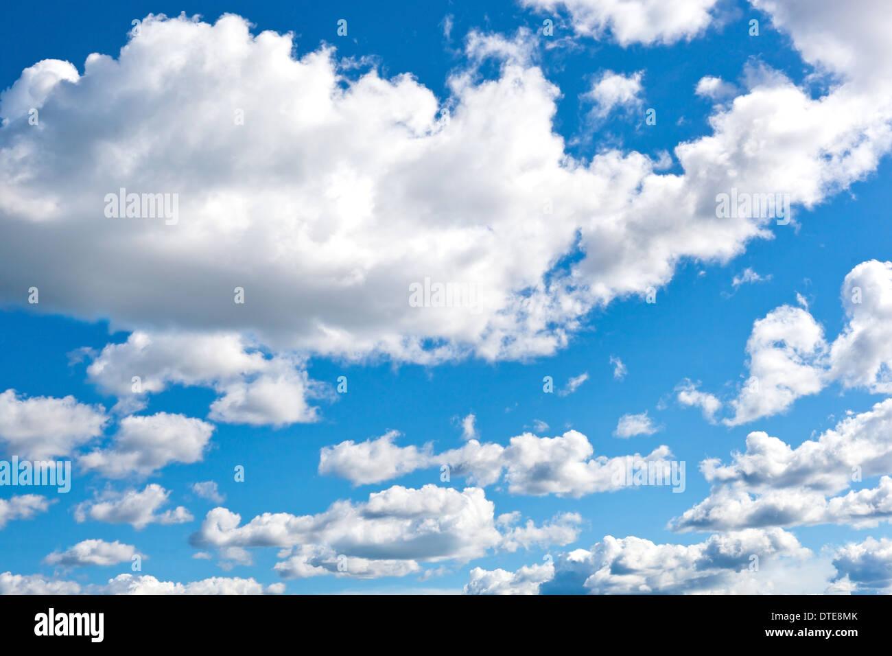 Cloudly fond ciel bleu Banque D'Images