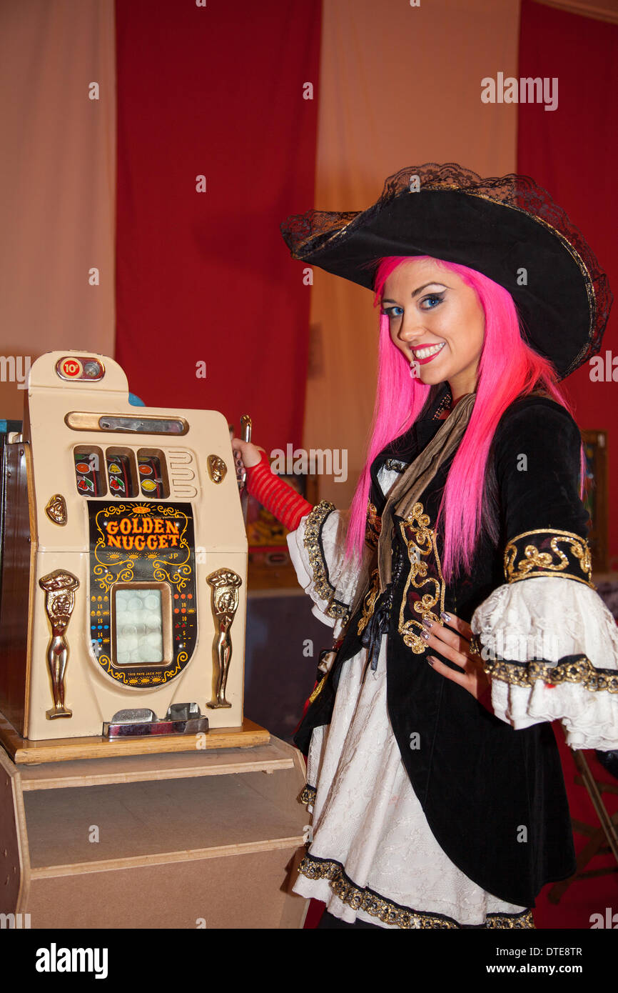 'SEGA One-Armed Banditt' Vintage slots, trois machines à sous de fruits de bobine. Buccaneer jouant à la machine à fruits à pièces au festival annuel de Blackpool. Banque D'Images