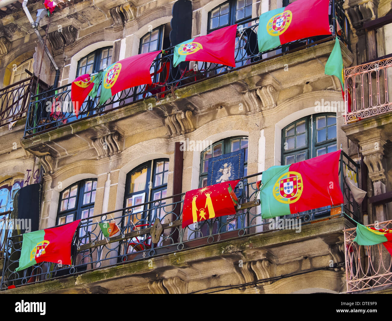 Drapeaux portugais sur les balcons de la vieille ville de Porto, Portugal Banque D'Images
