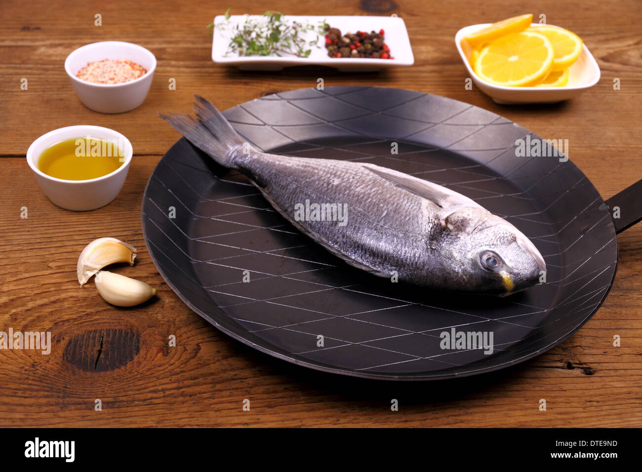 Poisson dorade fraîche sur poêle avec ingrédients, Close up Banque D'Images