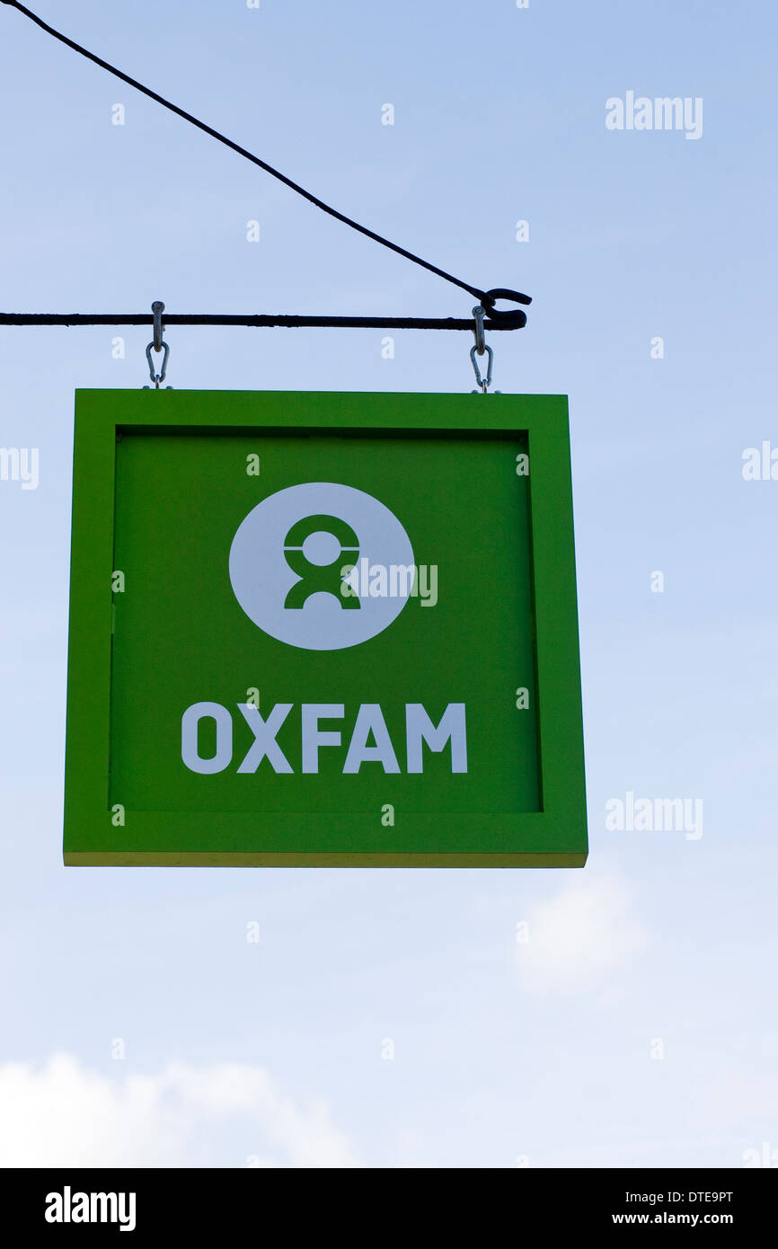 Oxfam boutique sign against a blue sky. Banque D'Images