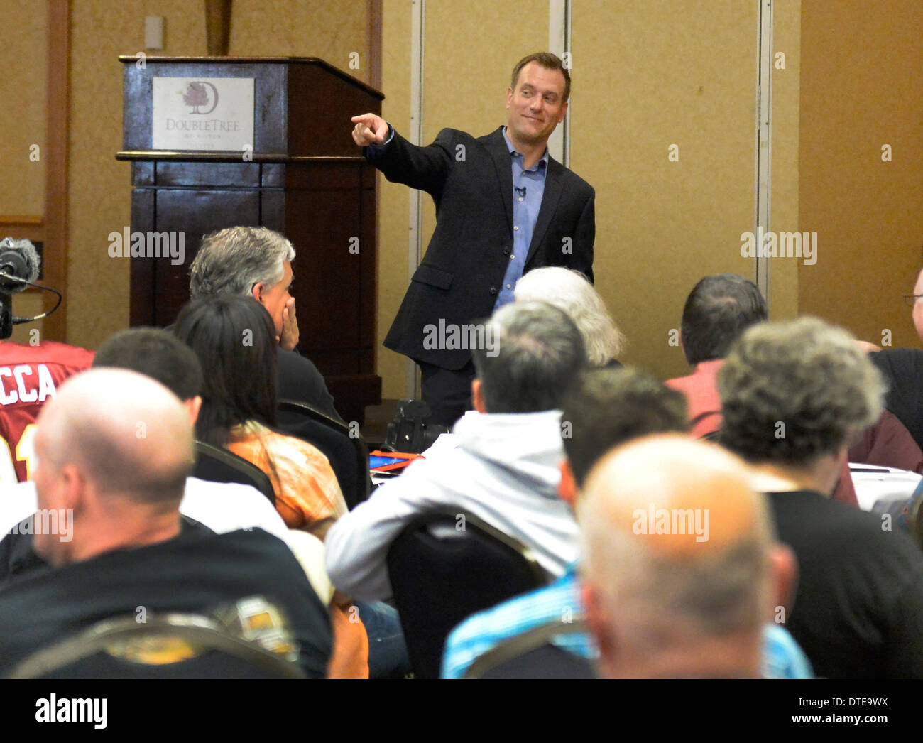 Feb 15, 2014. Denver CO. Le météorologue météo satellite Mike Bettes parle à d'autres Chasseurs de tempêtes au cours de ChaserCon 2014 samedi. Il raconte son expérience d'être dans le SUV et a dérivé de l'autoroute et rouler plusieurs fois et survivre à l'accident de El Reno OK tornado en mai 2013. Photo par Gene Blevins/LA DailyNews/ZumaPress (crédit Image : ©/ZUMAPRESS.com) Blevins génique Banque D'Images