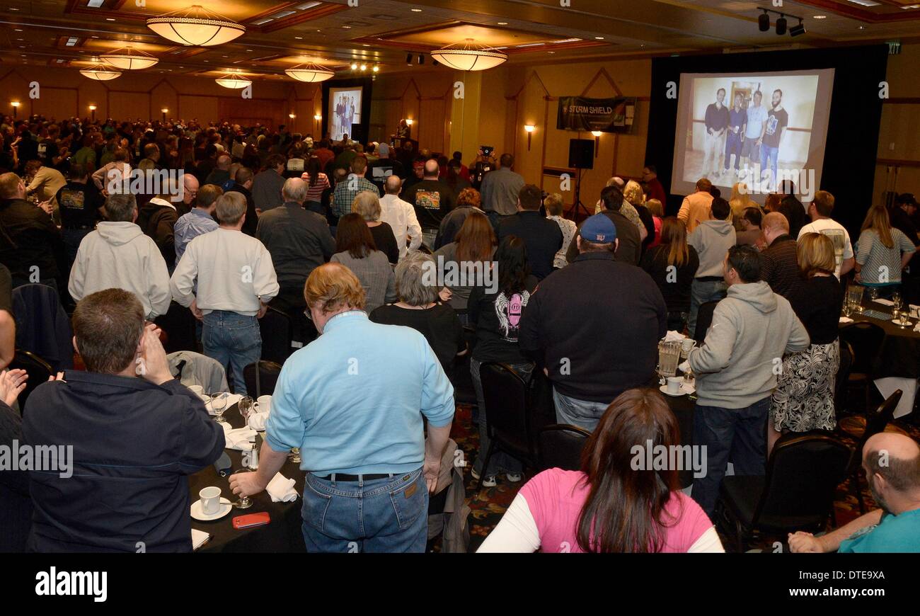 Feb 15, 2014. Denver CO. une foule de 400 chasseurs de tempête n'ovation finale pour Tim Samaras et son fils Paul Samaras et Carl Les jeunes au cours de la 2014. Chaser Con(storm chasers convention) Samedi. Le National Weather Service (NWS) a fait un rapport final qu'un sous-vortex (deux en un) tornado est venu à eux à 100 mph et plus couru le chenillard à El Reno OK tornado en mai 2013. Photo par Gene Blevins/LA DailyNews/ZumaPress (crédit Image : ©/ZUMAPRESS.com) Blevins génique Banque D'Images