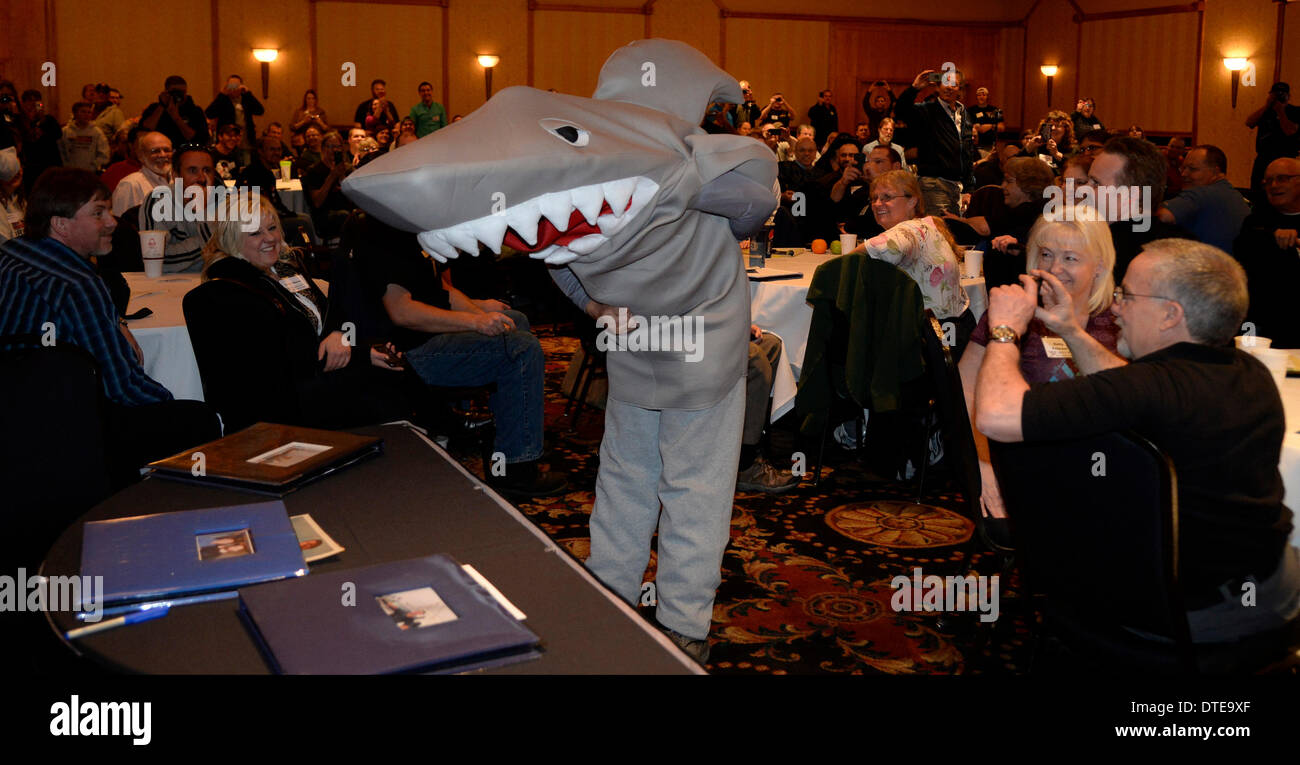 Feb 15, 2014. Denver CO. célèbre météorologue Tim Marshall habille un costume de requin pour le ChaserCon 2014 samedi. Il parle à d'autres chasseurs de tempête sur la saison 2013 et le redoutable El Reno OK tornado en mai 2013 qui a tué 3 autres chasseurs de tempête. Photo par Gene Blevins/LA DailyNews/ZumaPress (crédit Image : ©/ZUMAPRESS.com) Blevins génique Banque D'Images