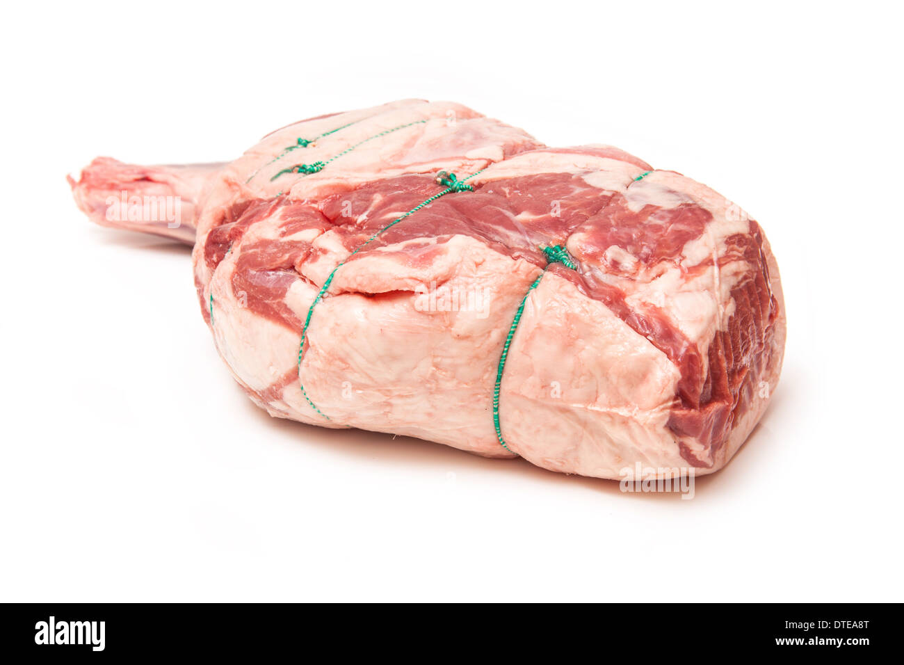 Épaule ou gigot d'agneau (mixte) 2,69 kg isolated on a white background studio. Banque D'Images