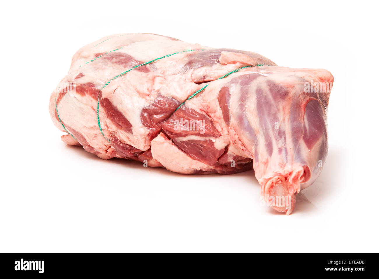 Épaule ou gigot d'agneau (mixte) 2,69 kg isolated on a white background studio. Banque D'Images