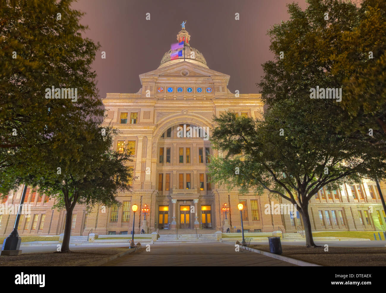 Image HDR de la façade principale de la Texas State Capitol building sous un ciel brumeux, la nuit Banque D'Images
