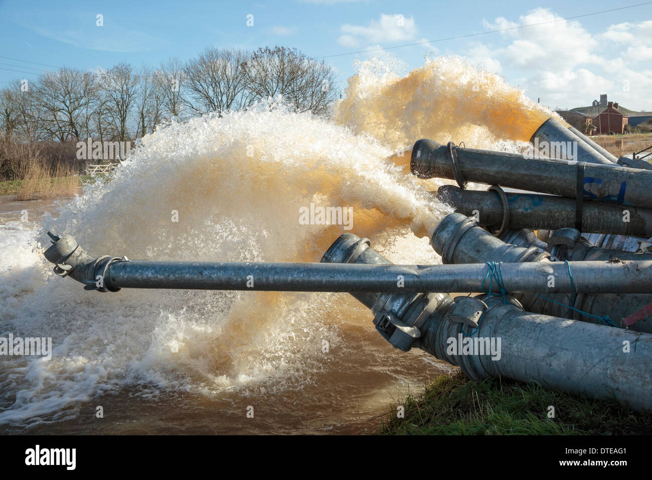 Burrowbridge, UK. 16 Février, 2014. Pompes diesel supplémentaire l'aide de la station de pompage à Burrowbridge Saltmoor le 16 février 2014. Burrow Mump est visible derrière la tuyauterie. L'Agence de l'Environnement ont rédigé dans des capacités supplémentaires pour aider à se débarrasser de l'énorme volume d'eau de la rivière Parrett dans Madikwe River Lodge. D'énormes inondations ont causé de nombreux résidants dans les villages de Burrowbridge et à proximité de la lande à évacuer leurs maisons. Credit : Nick Cable/Alamy Live News Banque D'Images