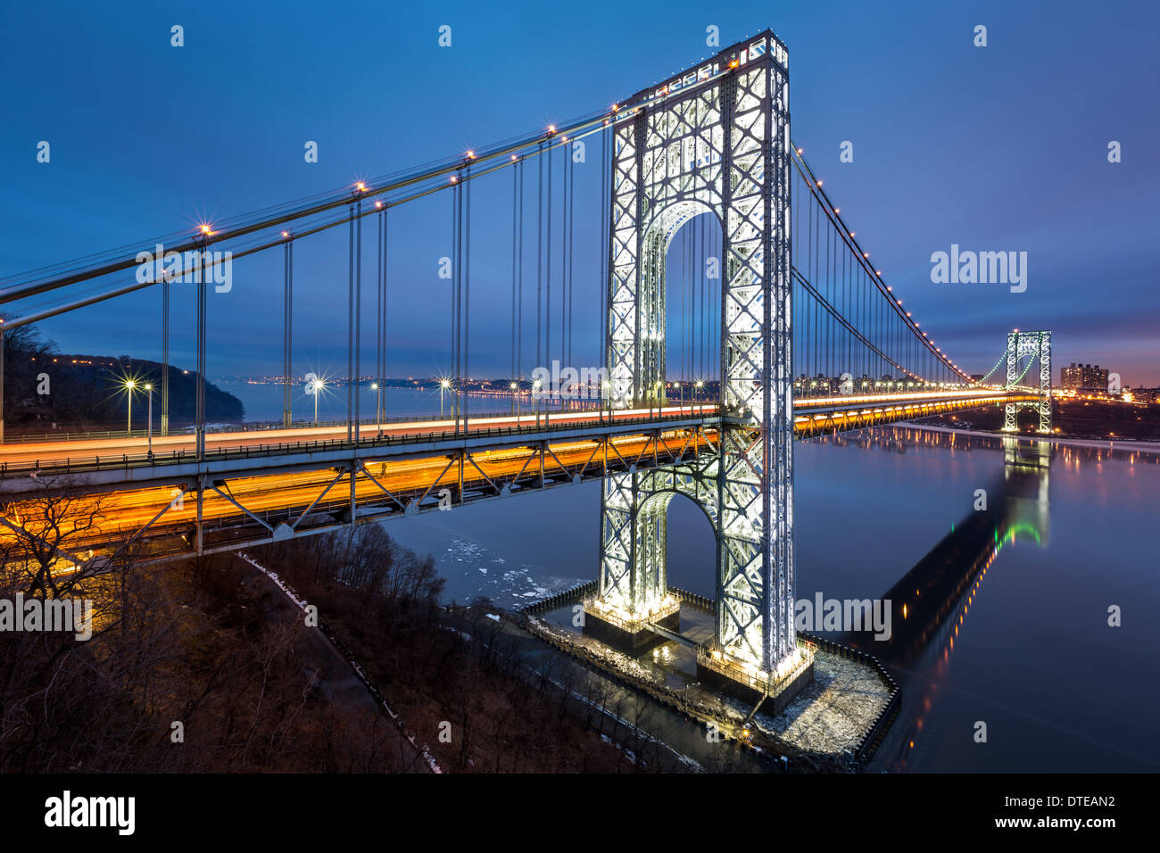 George Washington Bridge complètement allumé pour célébrer le grand match de football américain 2014 organisé par le New Jersey et New York Banque D'Images