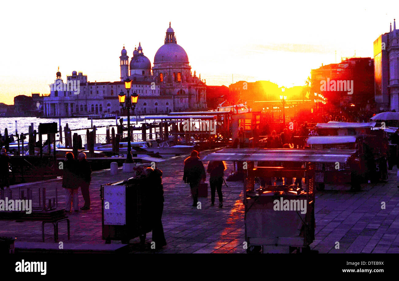 Venise, Italie.SantaMariadellaSalute est emblématique de la ville.C'est dome domine le theGrandCanal entre terre et le Bassin Banque D'Images