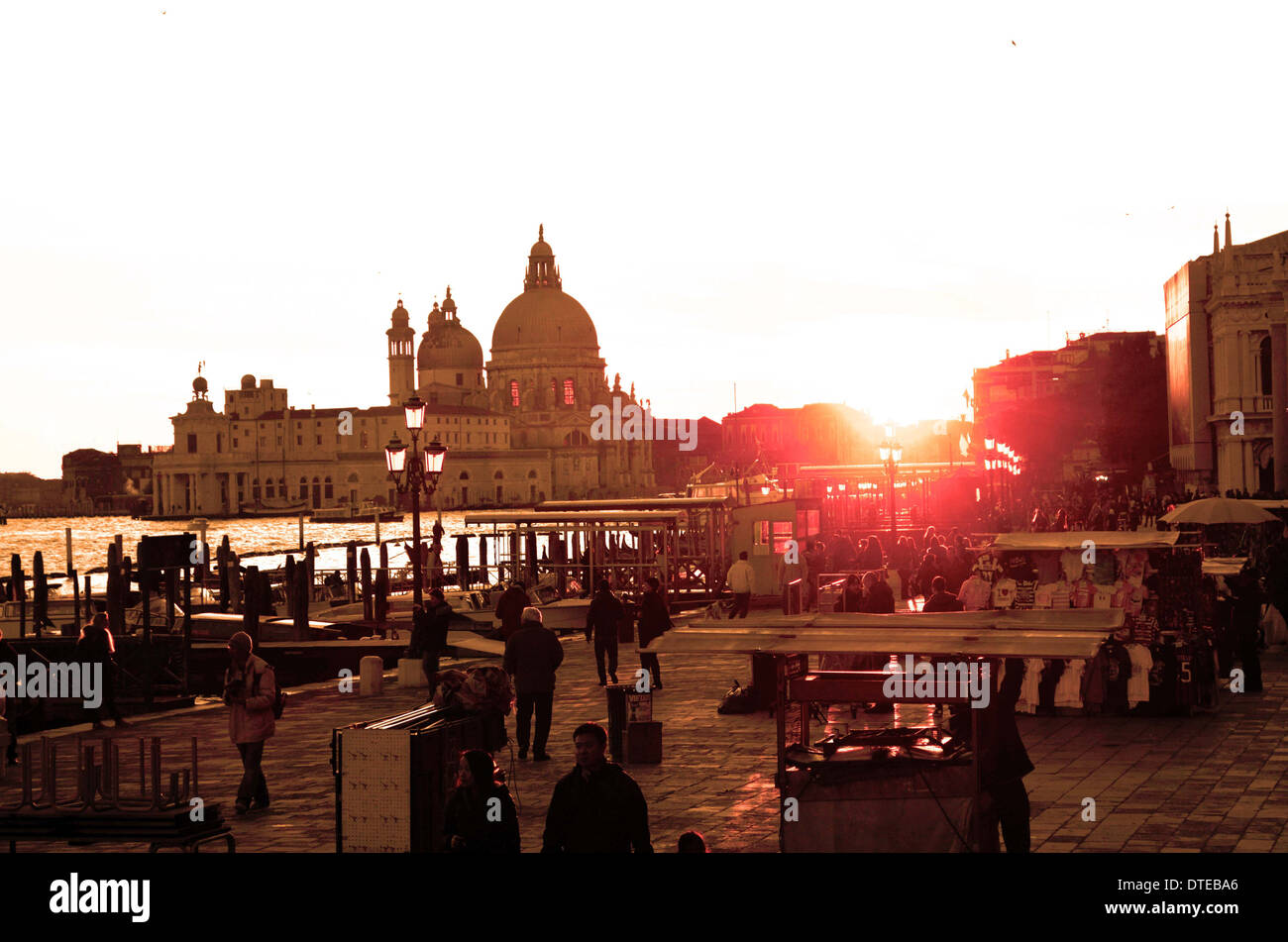 Venise, Italie. Santa Maria dellaSalute est emblématique de la ville. C'est dome domine la terre entre theGrand et Canal Bacino Banque D'Images
