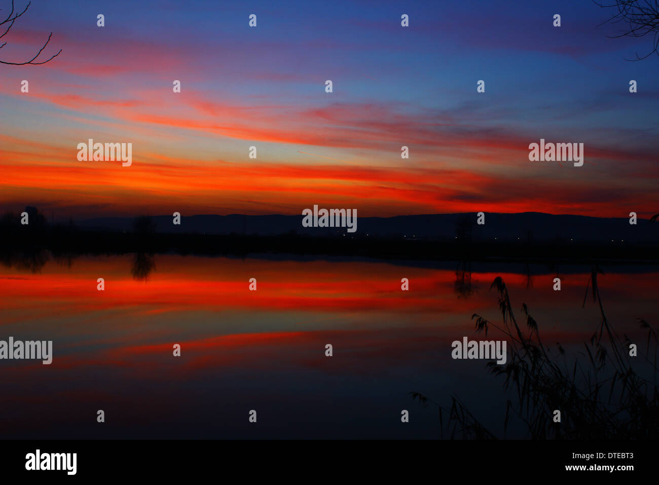 Coucher du soleil sur le lac. Banque D'Images