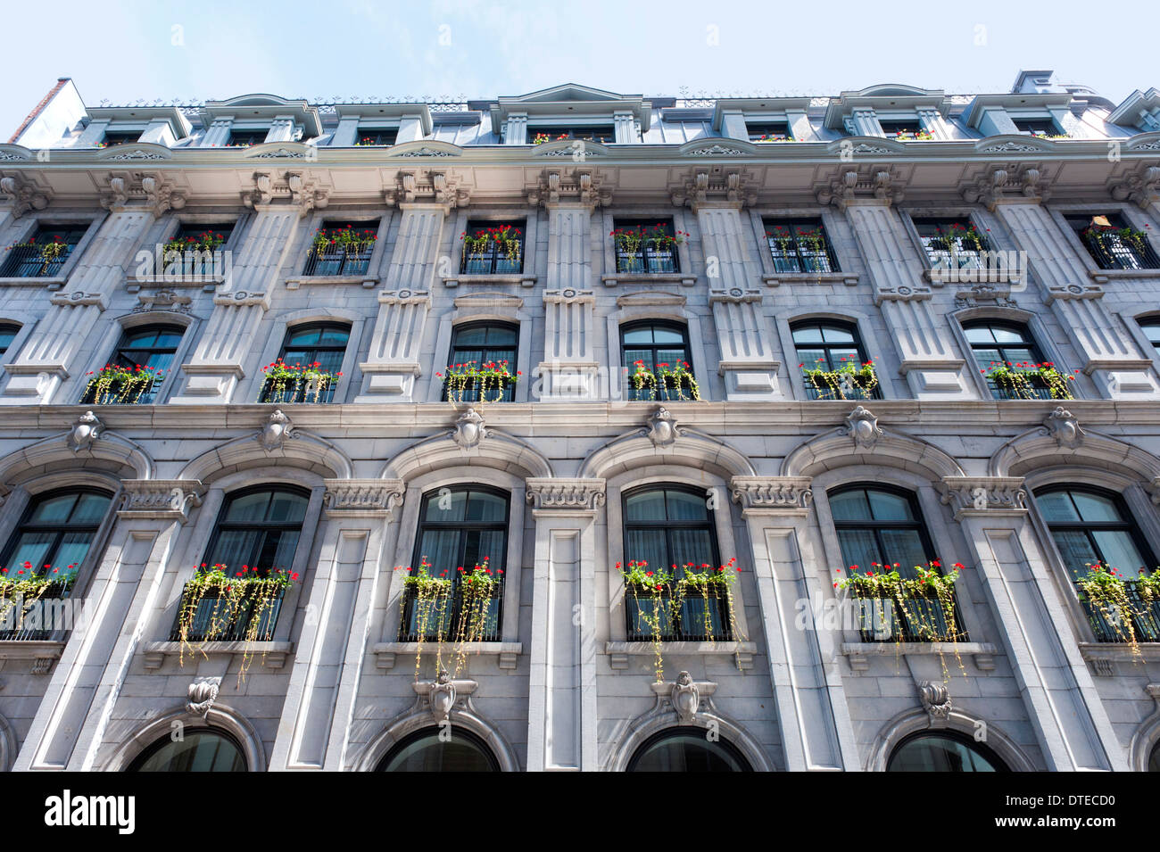 Low angle shot de la façade d'un immeuble dans le Vieux Montréal, Canada. Banque D'Images