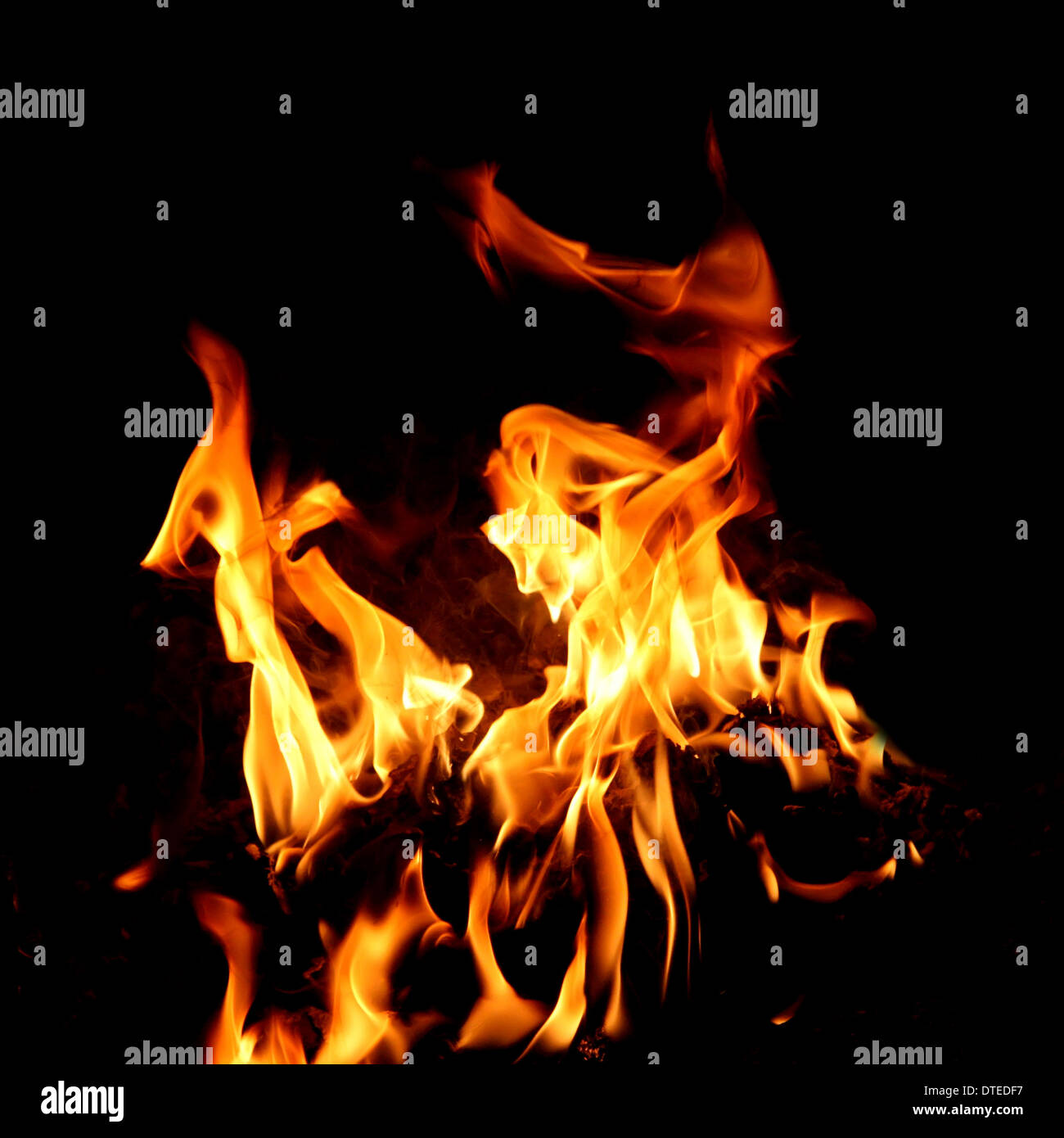 Feu et flammes sur fond noir Banque D'Images