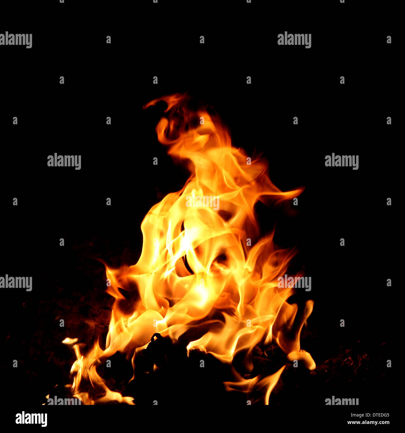 Feu et flammes sur fond noir Banque D'Images