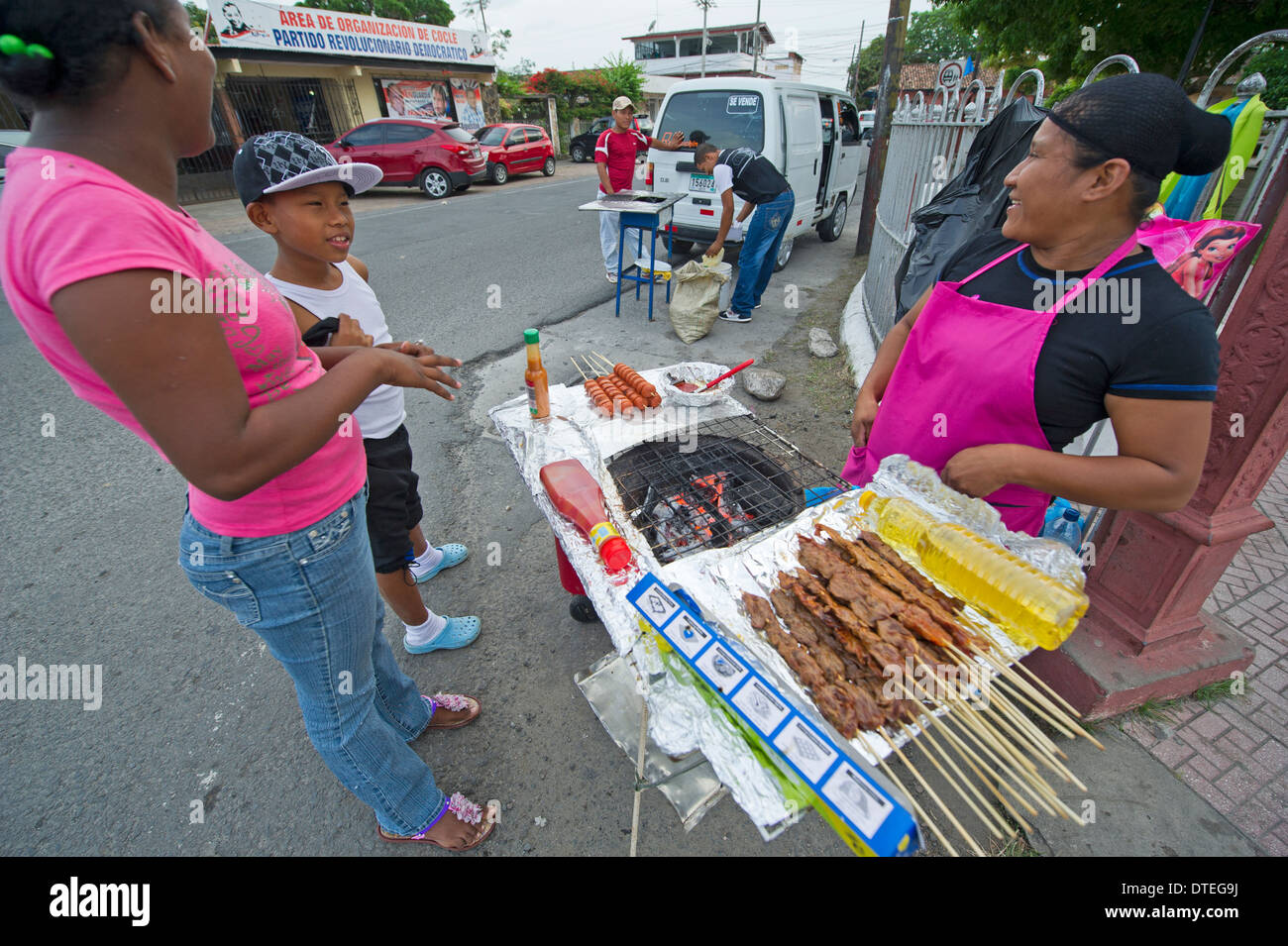 Vendeur de rue vendant de la nourriture à Penonome, Panama Banque D'Images