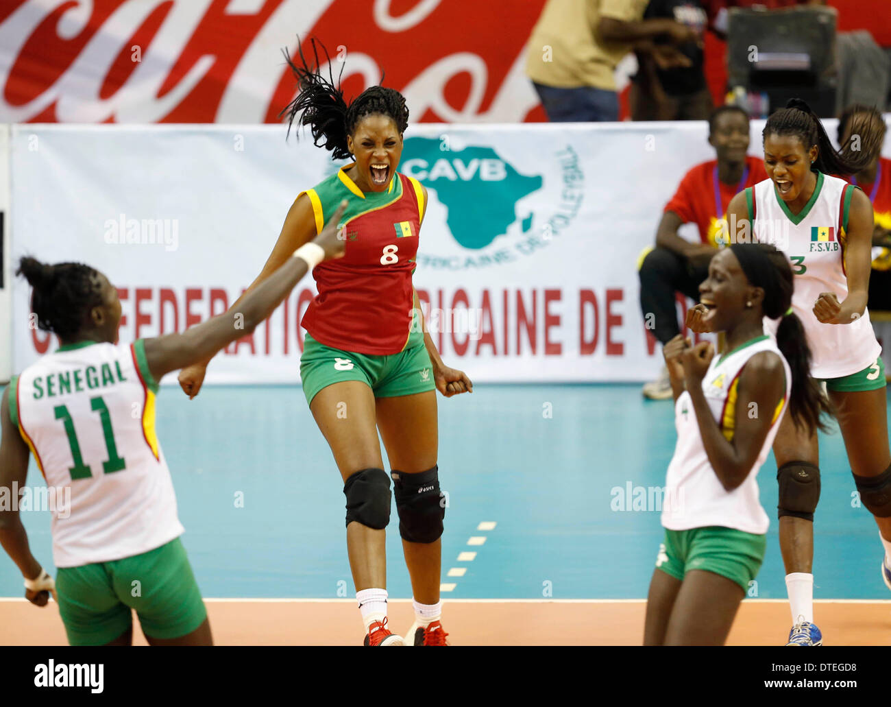 Nairobi, Kenya. 16 Février, 2014. Diallo Awa (2e, L) du Sénégal célèbre  avec ses coéquipiers au cours de la FIVB 2014 Championnat du monde de  volleyball féminin de qualification entre le Sénégal