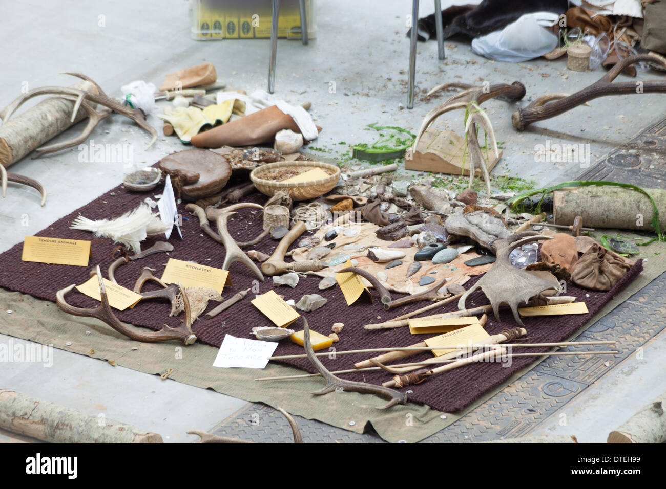 ROME, ITALIE - 16 février 2014 : à Fiera di Roma, au cours de l'expérience en plein air, exposition d'une collection de vestiges archéologiques est affiché à l'intérieur du stand de l'association culturelle Orme d'Abruzzo, Italie, spécialisée dans l'archéologie expérimentale. Crédit : Corina Daniela Obertas/Alamy Live News Banque D'Images