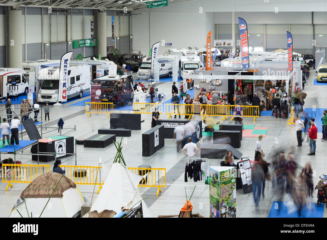 ROME, ITALIE - 16 février 2014 : à Fiera di Roma, au cours de l'expérience en plein air, l'exposition qui en est à sa quatrième édition, il fait la promotion de la culture de la vie à l'extérieur de la randonnée, de camping et de caravaning à off-road races (4 × 4 et quad). Crédit : Corina Daniela Obertas/Alamy Live News Banque D'Images