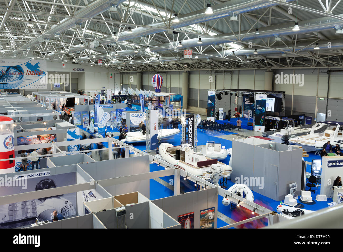 ROME, ITALIE - 16 février 2014 : à Fiera di Roma, au cours de la Grande Bleue Expo, la navigation de plaisance au Lazio poursuit en spectacle. Quatre-vingts entreprises nautique dont 15 chantiers nautiques, 42 entreprises de sous-traitance et d'accessoires et de 24 concessionnaires. Crédit : Corina Daniela Obertas/Alamy Live News Banque D'Images